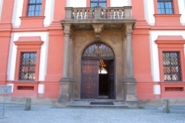 Troja Castle: front entrance